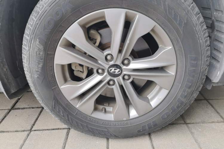 Used Hyundai Santa Fe 2015 2.4L Automatic Two-Wheel Drive Smart Version 5 Seats Right Front Wheel Hub