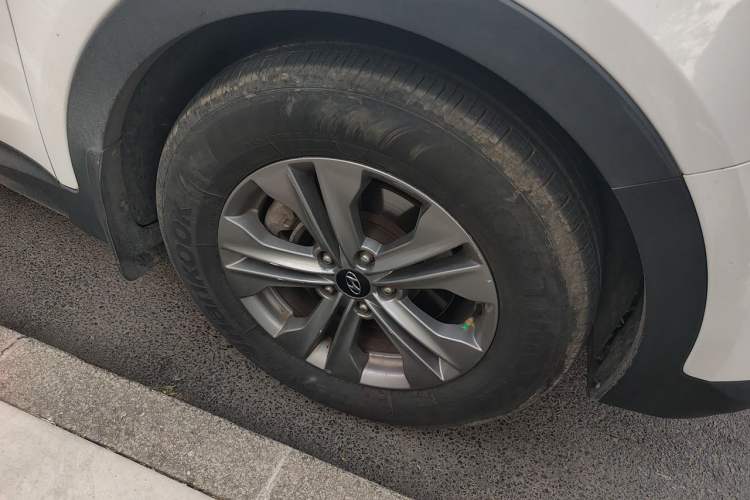 Used Hyundai Santa Fe 2015 2.0T Automatic 4x4 Smart 7-Seater Right Front Wheel Hub