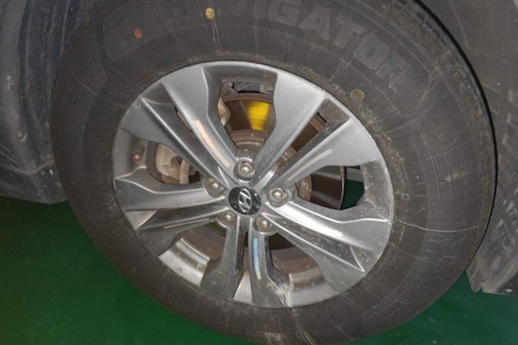 Used Hyundai Santa Fe 2015 2.4L Automatic Two-Wheel Drive Smart Version 5 Seats Right Front Wheel Hub