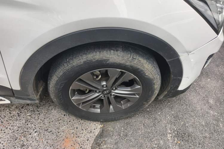 Used Hyundai Santa Fe 2015 2.4L Automatic Two-Wheel Drive Smart Version 5 Seats Right Front Wheel Hub