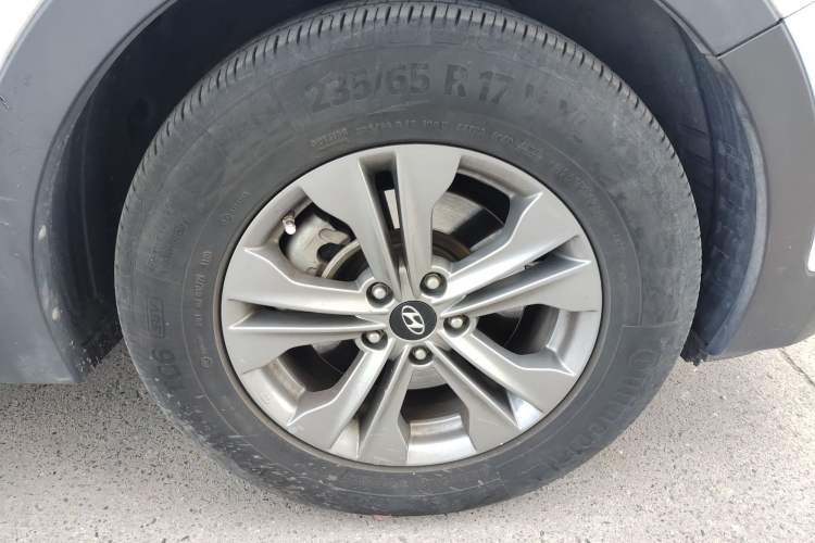 Used Hyundai Santa Fe 2015 2.0T Automatic Two-Wheel Drive Smart Version 5 Seats Right Front Wheel Hub