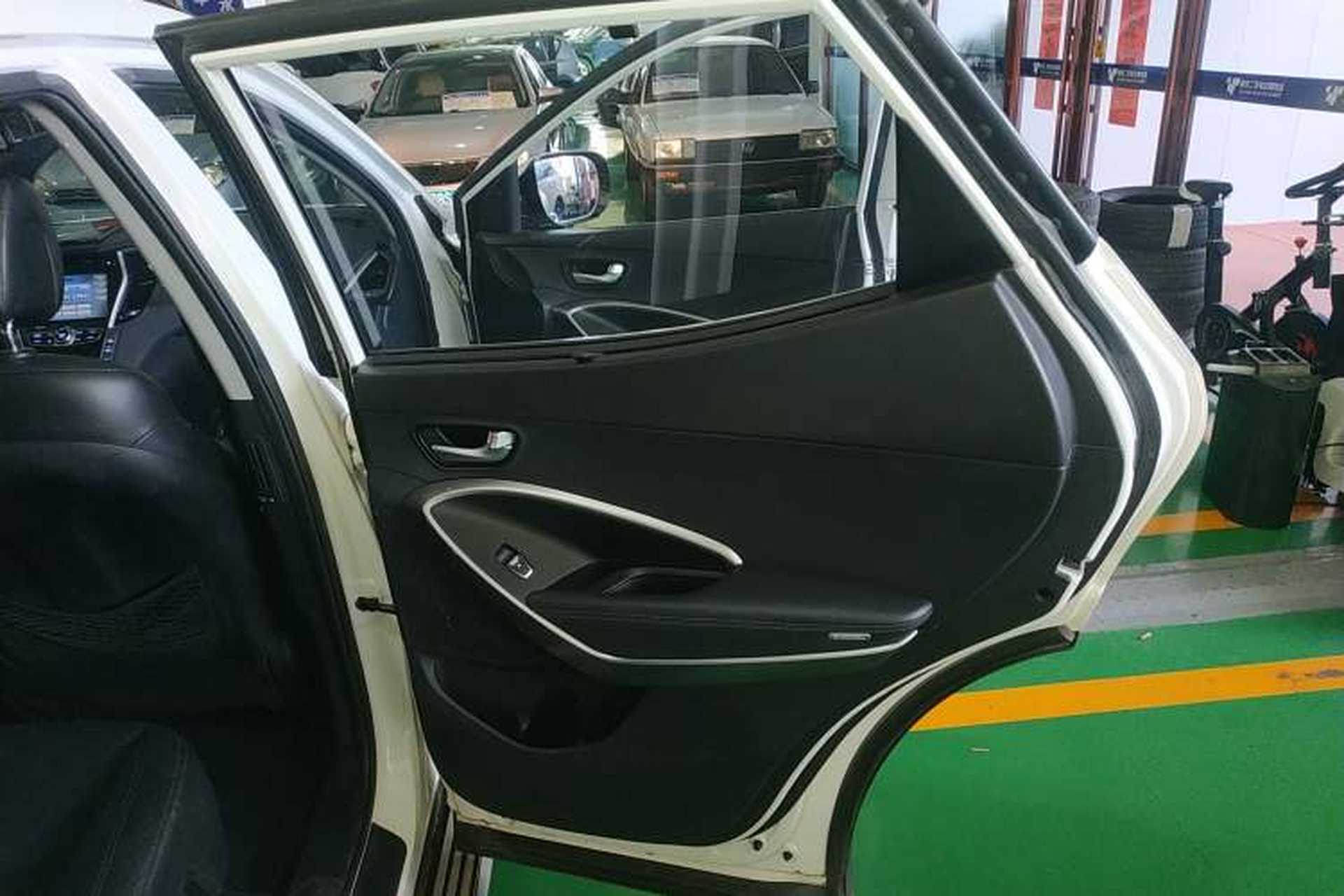 Used Hyundai Santa Fe 2015 2.0T Automatic 4x4 Smart 7-Seater Right Rear Door Interior