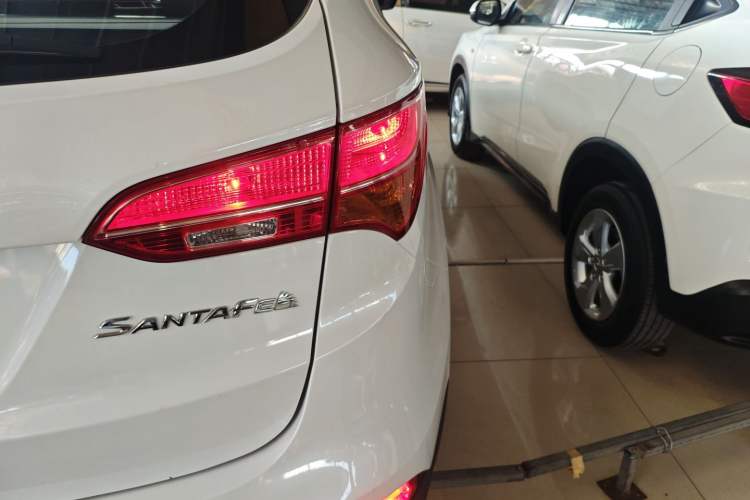 Used Hyundai Santa Fe 2015 2.0T Automatic Two-Wheel Drive Smart Version 5 Seats Right Rear Taillight