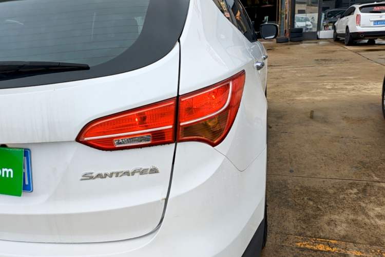 Used Hyundai Santa Fe 2015 2.0T Automatic Two-Wheel Drive Smart Version 5 Seats Right Rear Taillight
