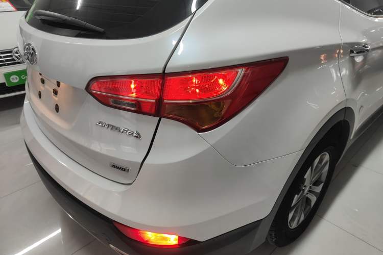 Used Hyundai Santa Fe 2015 2.0T Automatic All-Wheel Drive Smart Version 5 Seats Right Rear Taillight