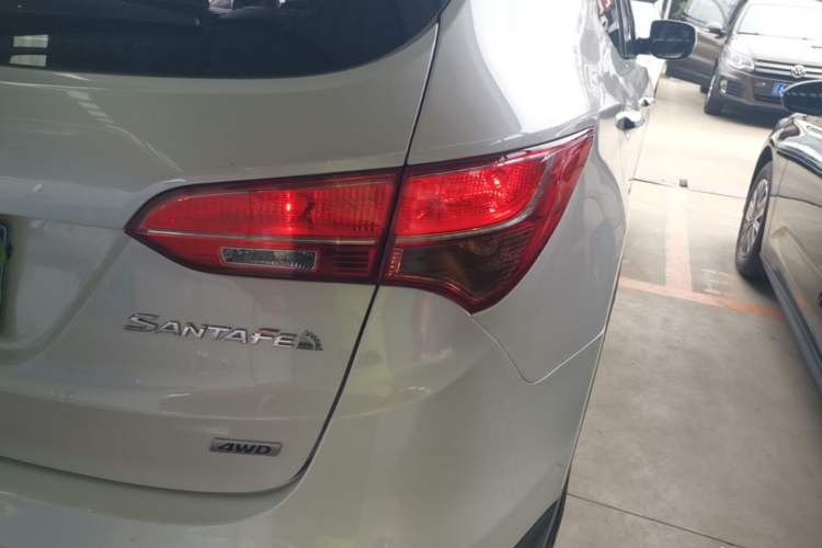 Used Hyundai Santa Fe 2015 2.4L Automatic All-Wheel Drive Smart Version 5 Seats Right Rear Taillight