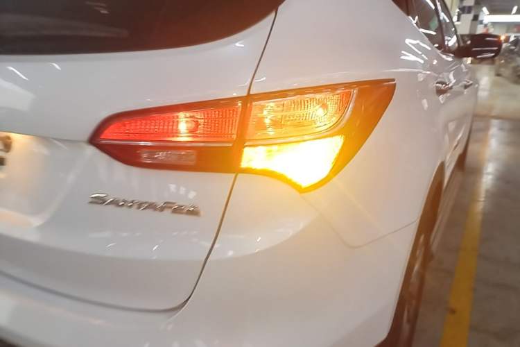 Used Hyundai Santa Fe 2015 2.0T Automatic Two-Wheel Drive Smart Version 5 Seats Right Rear Taillight