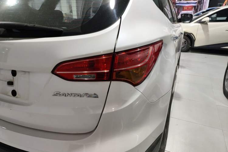 Used Hyundai Santa Fe 2015 2.4L Automatic Two-Wheel Drive Smart Version 5 Seats Right Rear Taillight