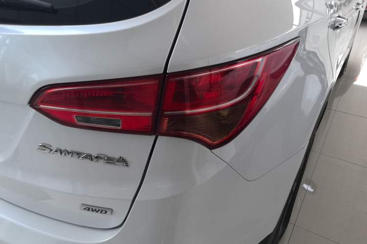 Used Hyundai Santa Fe 2015 2.0T Automatic All-Wheel Drive Smart Version 5 Seats Right Rear Taillight