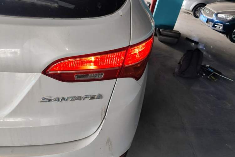 Used Hyundai Santa Fe 2015 2.0T Automatic Two-Wheel Drive Smart Version 5 Seats Right Rear Taillight