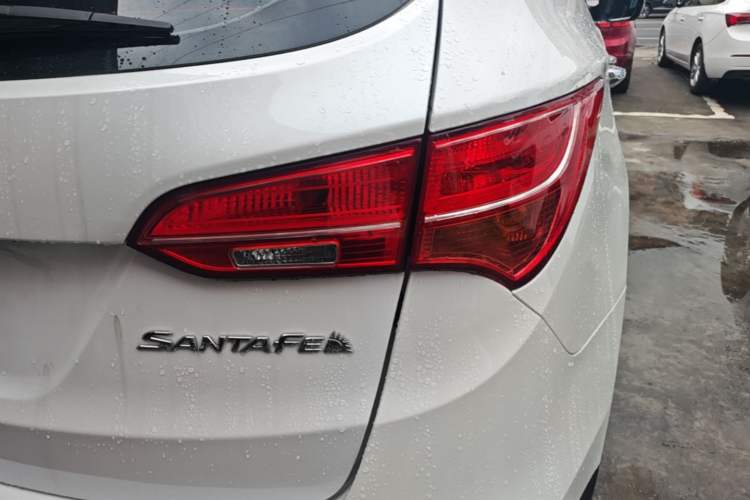 Used Hyundai Santa Fe 2015 2.4L Automatic Two-Wheel Drive Smart Version 5 Seats Right Rear Taillight