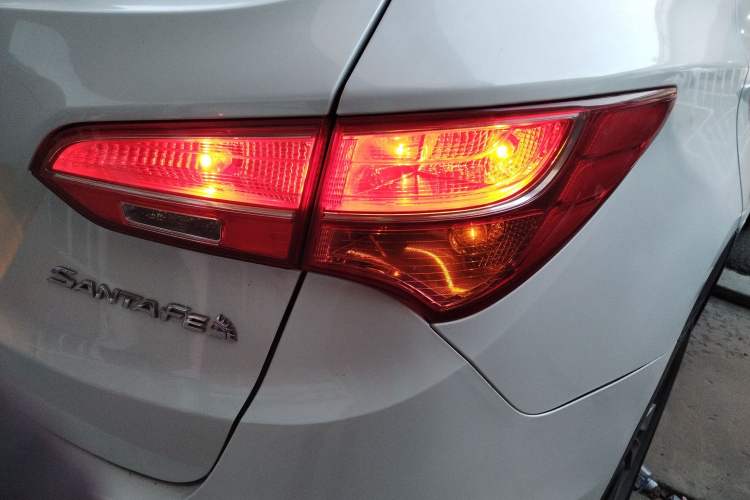Used Hyundai Santa Fe 2015 2.0T Automatic Two-Wheel Drive Smart Version 5 Seats Right Rear Taillight