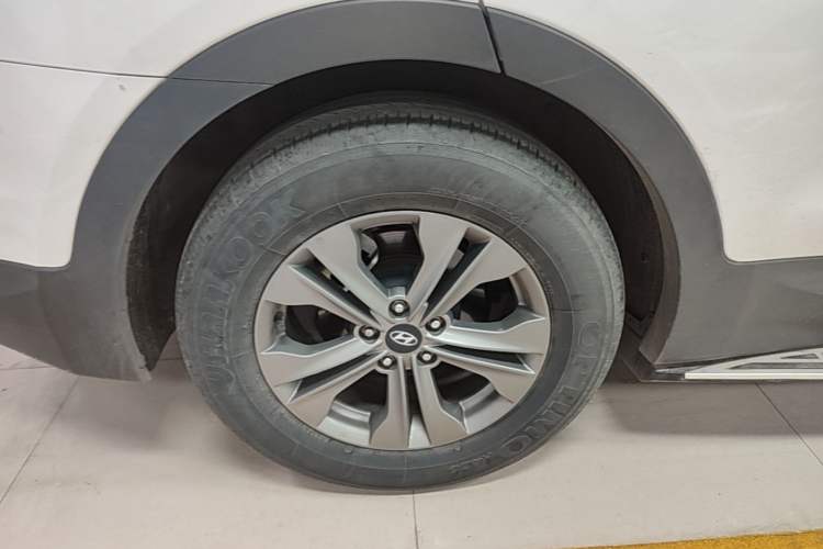 Used Hyundai Santa Fe 2015 2.0T Automatic All-Wheel Drive Smart Version 5 Seats Right Rear Wheel Hub
