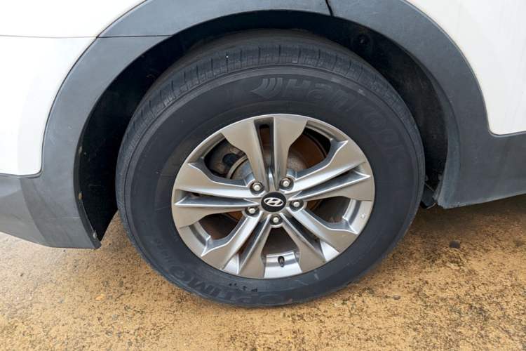 Used Hyundai Santa Fe 2015 2.0T Automatic Two-Wheel Drive Smart Version 5 Seats Right Rear Wheel Hub
