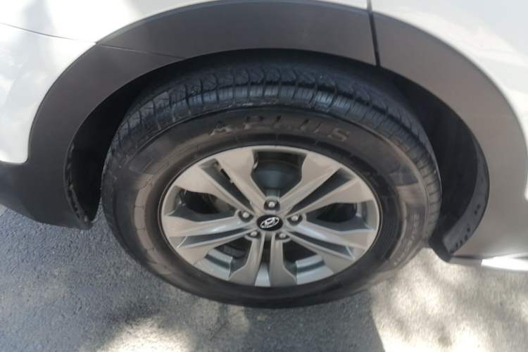 Used Hyundai Santa Fe 2015 2.0T Automatic 4x4 Smart 7-Seater Right Rear Wheel Hub