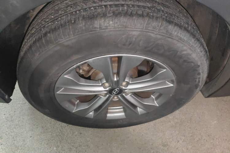 Used Hyundai Santa Fe 2015 2.0T Automatic Two-Wheel Drive Comfort Version 5 Seats Right Rear Wheel Hub