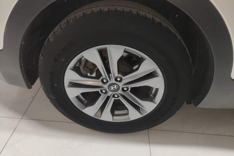 Used Hyundai Santa Fe 2015 2.0T Automatic All-Wheel Drive Smart Version 5 Seats Right Rear Wheel Hub