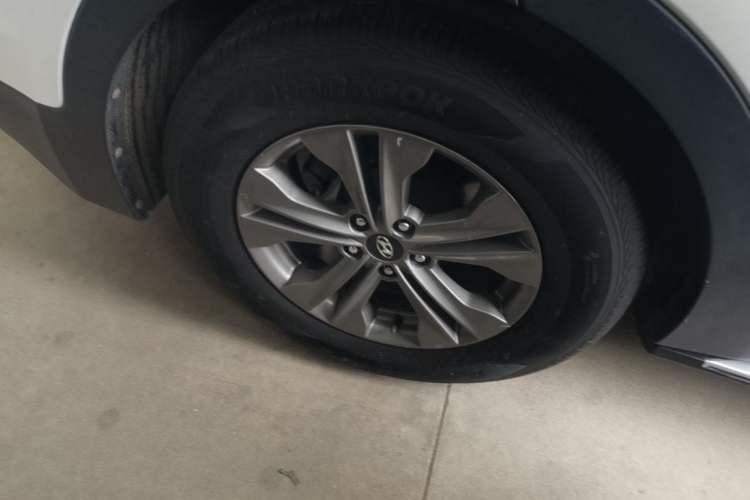 Used Hyundai Santa Fe 2015 2.4L Automatic All-Wheel Drive Smart Version 5 Seats Right Rear Wheel Hub
