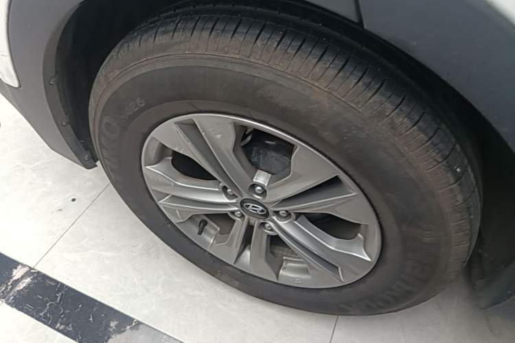 Used Hyundai Santa Fe 2015 2.0T Automatic 4x4 Smart 7-Seater Right Rear Wheel Hub