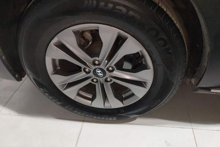 Used Hyundai Santa Fe 2015 2.4L Automatic Two-Wheel Drive Smart Version 5 Seats Right Rear Wheel Hub