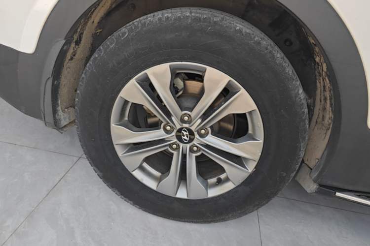 Used Hyundai Santa Fe 2015 2.4L Automatic All-Wheel Drive Smart Version 5 Seats Right Rear Wheel Hub