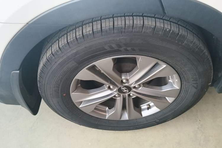 Used Hyundai Santa Fe 2015 2.0T Automatic Two-Wheel Drive Smart Version 5 Seats Right Rear Wheel Hub