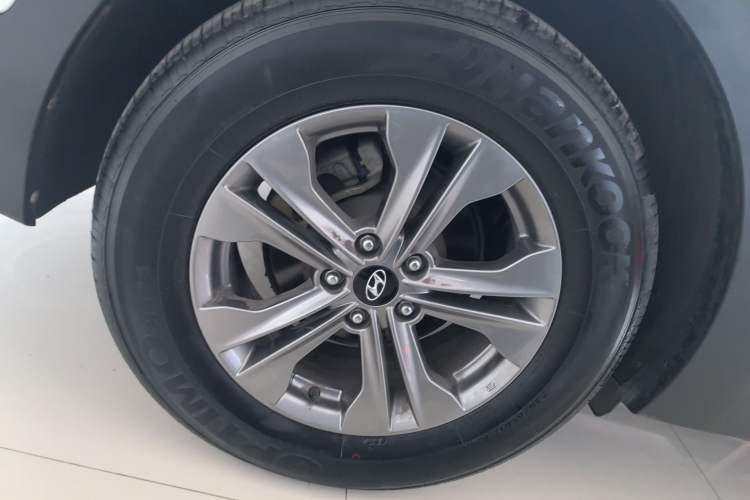 Used Hyundai Santa Fe 2015 2.0T Automatic All-Wheel Drive Smart Version 5 Seats Right Rear Wheel Hub