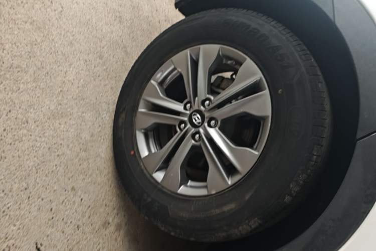 Used Hyundai Santa Fe 2015 2.0T Automatic Two-Wheel Drive Smart Version 5 Seats Right Rear Wheel Hub