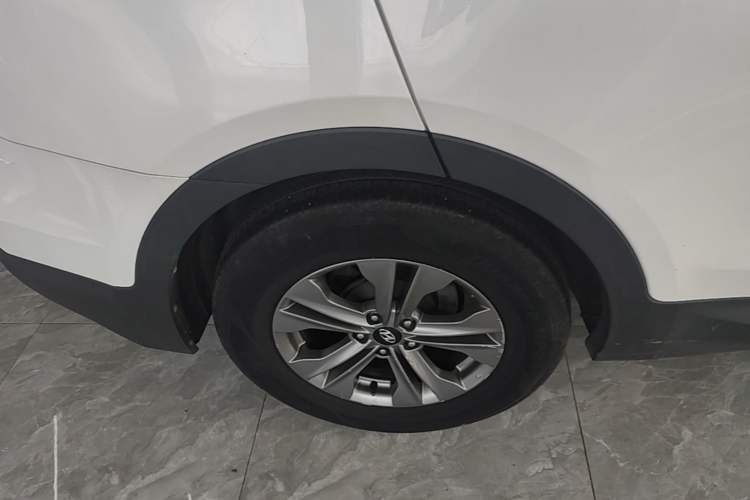 Used Hyundai Santa Fe 2015 2.0T Automatic Two-Wheel Drive Smart Version 5 Seats Right Rear Wheel Hub