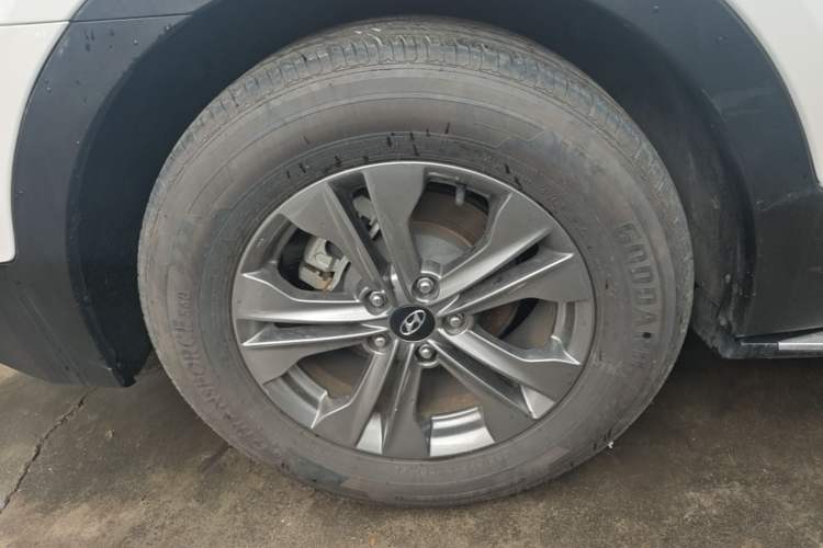 Used Hyundai Santa Fe 2015 2.4L Automatic Two-Wheel Drive Smart Version 5 Seats Right Rear Wheel Hub
