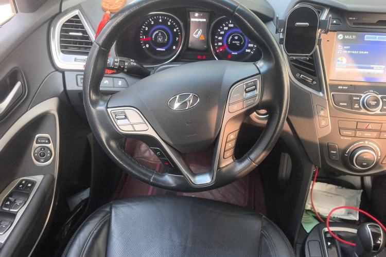Used Hyundai Santa Fe 2015 2.4L Automatic All-Wheel Drive Smart Version 5 Seats Steering Wheel