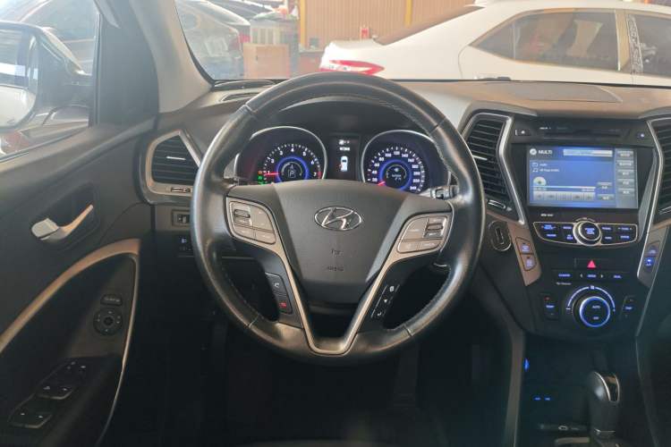 Used Hyundai Santa Fe 2015 2.0T Automatic Two-Wheel Drive Smart Version 5 Seats Steering Wheel