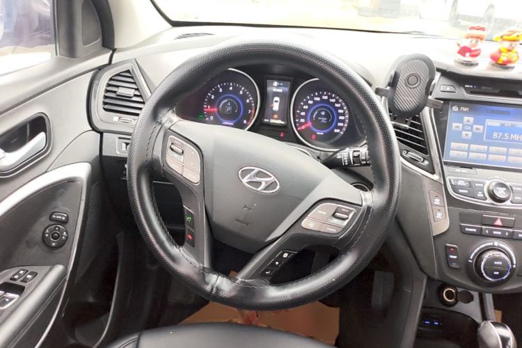 Used Hyundai Santa Fe 2015 2.0T Automatic Two-Wheel Drive Smart Version 5 Seats Steering Wheel