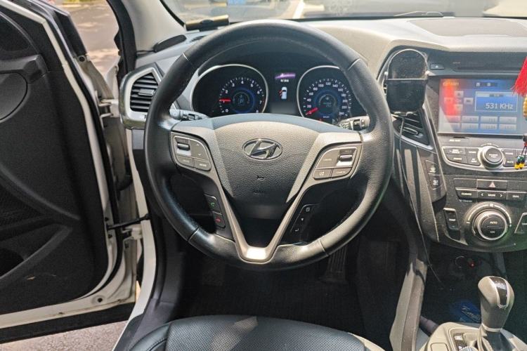 Used Hyundai Santa Fe 2015 2.4L Automatic Two-Wheel Drive Smart Version 5 Seats Steering Wheel