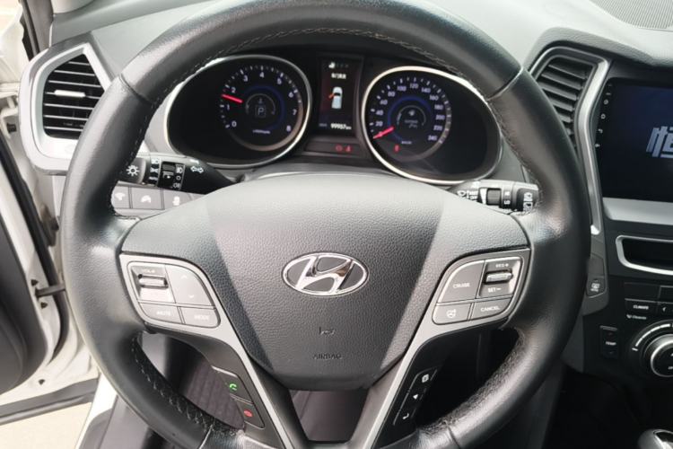 Used Hyundai Santa Fe 2015 2.4L Automatic Two-Wheel Drive Smart Version 5 Seats Steering Wheel