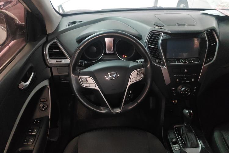Used Hyundai Santa Fe 2015 2.0T Automatic Two-Wheel Drive Comfort Version 5 Seats Steering Wheel