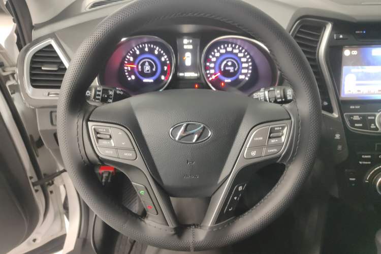 Used Hyundai Santa Fe 2015 2.0T Automatic All-Wheel Drive Smart Version 5 Seats Steering Wheel