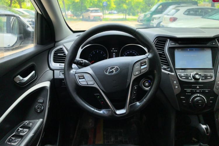 Used Hyundai Santa Fe 2015 2.0T Automatic Two-Wheel Drive Smart Version 5 Seats Steering Wheel
