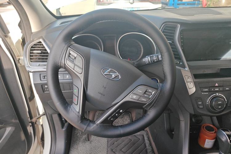 Used Hyundai Santa Fe 2015 2.0T Automatic Two-Wheel Drive Smart Version 5 Seats Steering Wheel
