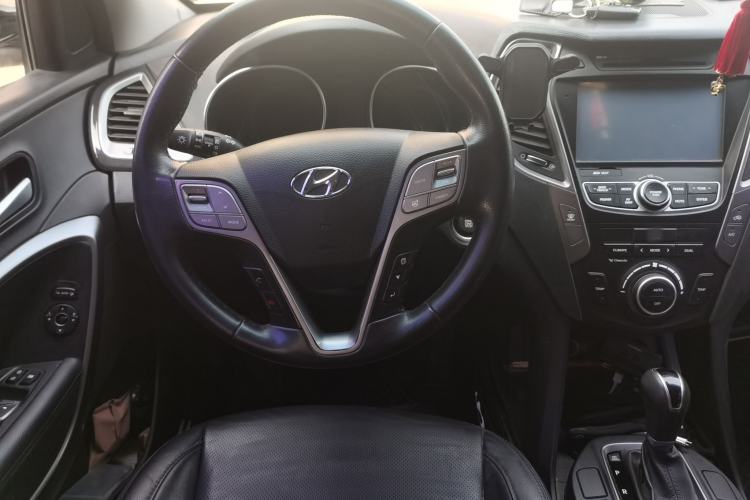 Used Hyundai Santa Fe 2015 2.4L Automatic All-Wheel Drive Smart Version 5 Seats Steering Wheel