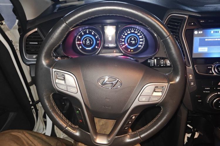 Used Hyundai Santa Fe 2015 2.4L Automatic Two-Wheel Drive Smart Version 5 Seats Steering Wheel