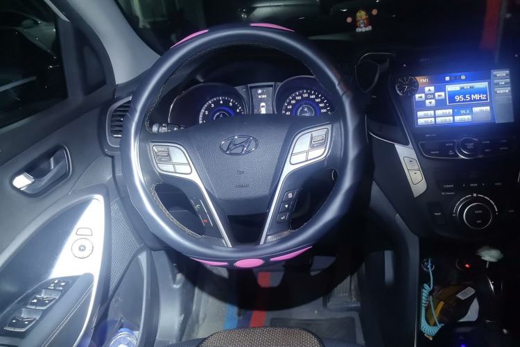 Used Hyundai Santa Fe 2015 2.0T Automatic Two-Wheel Drive Smart Version 5 Seats Steering Wheel