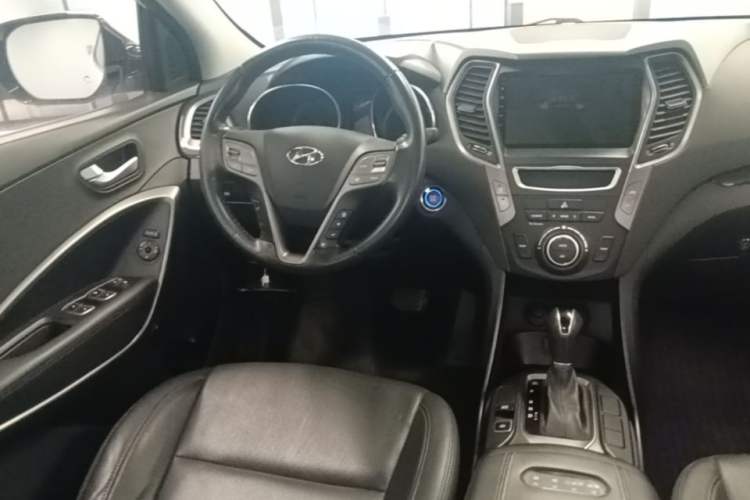 Used Hyundai Santa Fe 2015 2.4L Automatic All-Wheel Drive Smart Version 5 Seats Steering Wheel