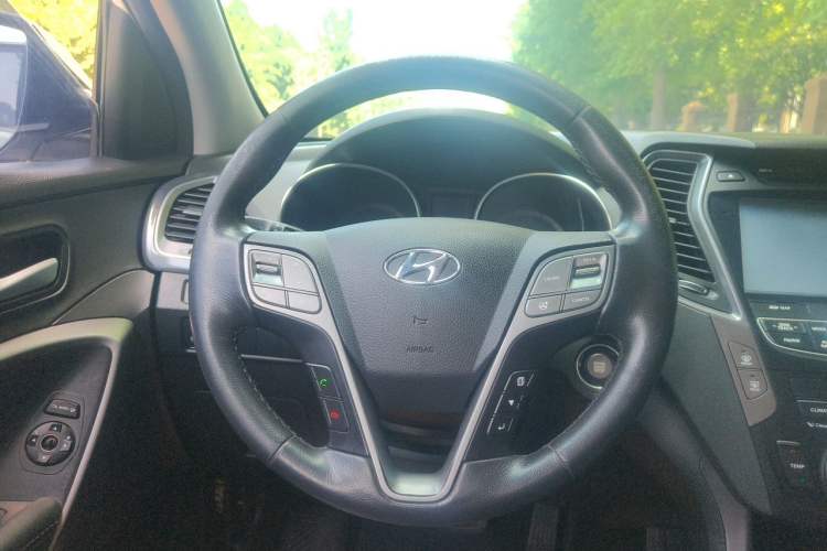 Used Hyundai Santa Fe 2015 2.0T Automatic Two-Wheel Drive Smart Version 5 Seats Steering Wheel