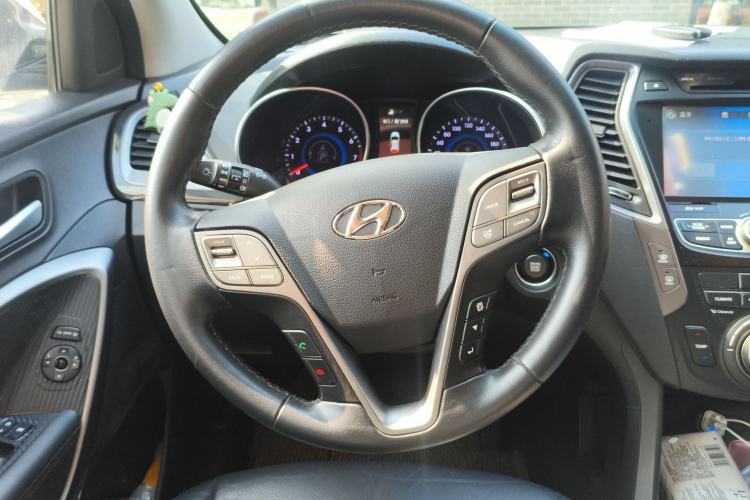 Used Hyundai Santa Fe 2015 2.0T Automatic Two-Wheel Drive Smart Version 5 Seats Steering Wheel