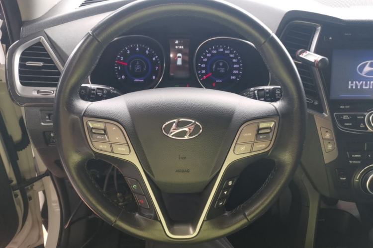 Used Hyundai Santa Fe 2015 2.4L Automatic All-Wheel Drive Smart Version 5 Seats Steering Wheel