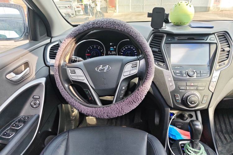 Used Hyundai Santa Fe 2015 2.4L Automatic Two-Wheel Drive Smart Version 5 Seats Steering Wheel