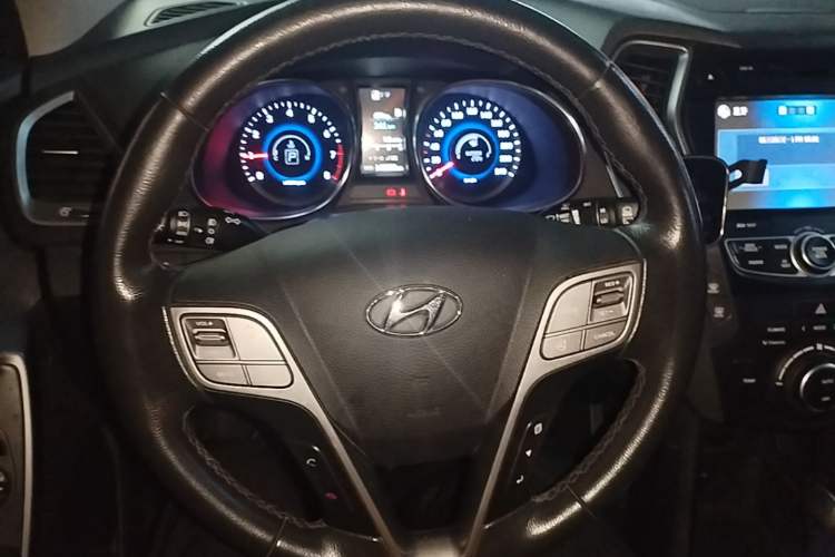 Used Hyundai Santa Fe 2015 2.0T Automatic Two-Wheel Drive Smart Version 5 Seats Steering Wheel
