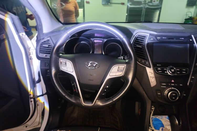 Used Hyundai Santa Fe 2015 2.0T Automatic Two-Wheel Drive Smart Version 5 Seats Steering Wheel