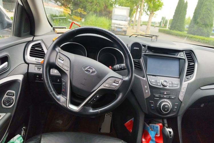 Used Hyundai Santa Fe 2015 2.4L Automatic All-Wheel Drive Smart Version 5 Seats Steering Wheel